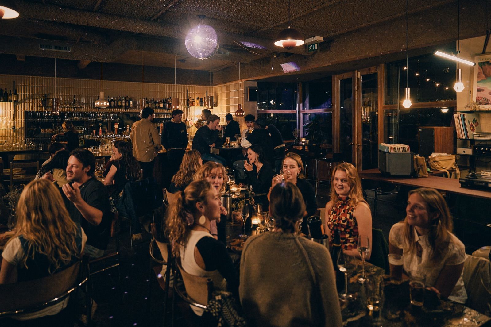 Gasten aan tafel tijdens een avond bij En Public