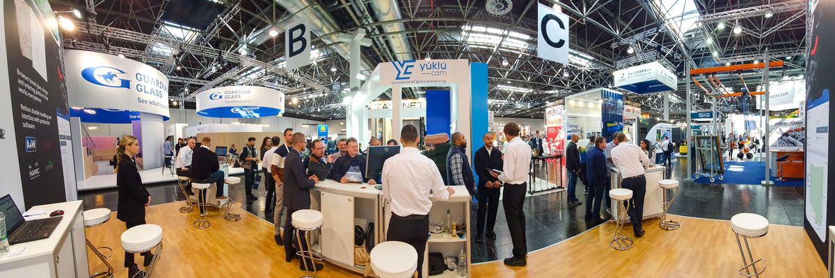 Smart-Builder team members demonstrating our glass software at Glasstec 2022