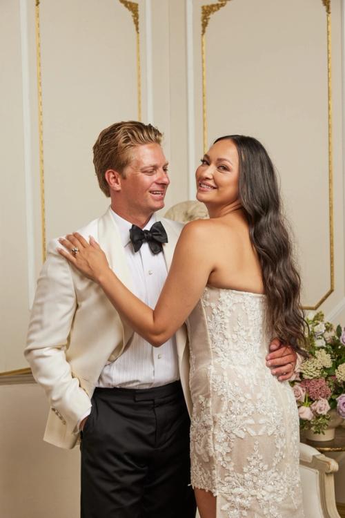 Wedding couple at a luxury Los Angeles venue with floral arrangements — The Lounge Booth