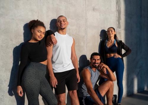 Pessoas com roupa de academia sorrindo