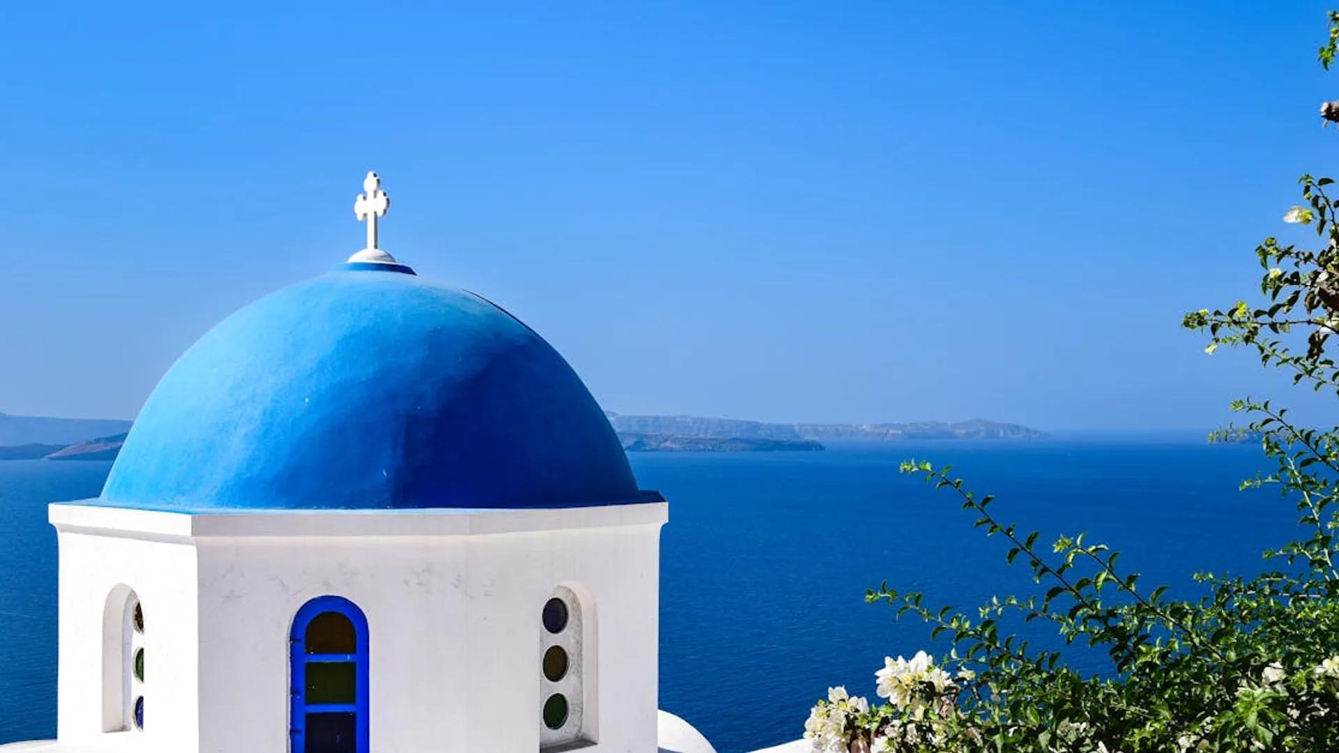 Whitewashed houses on the Santorini caldera rim