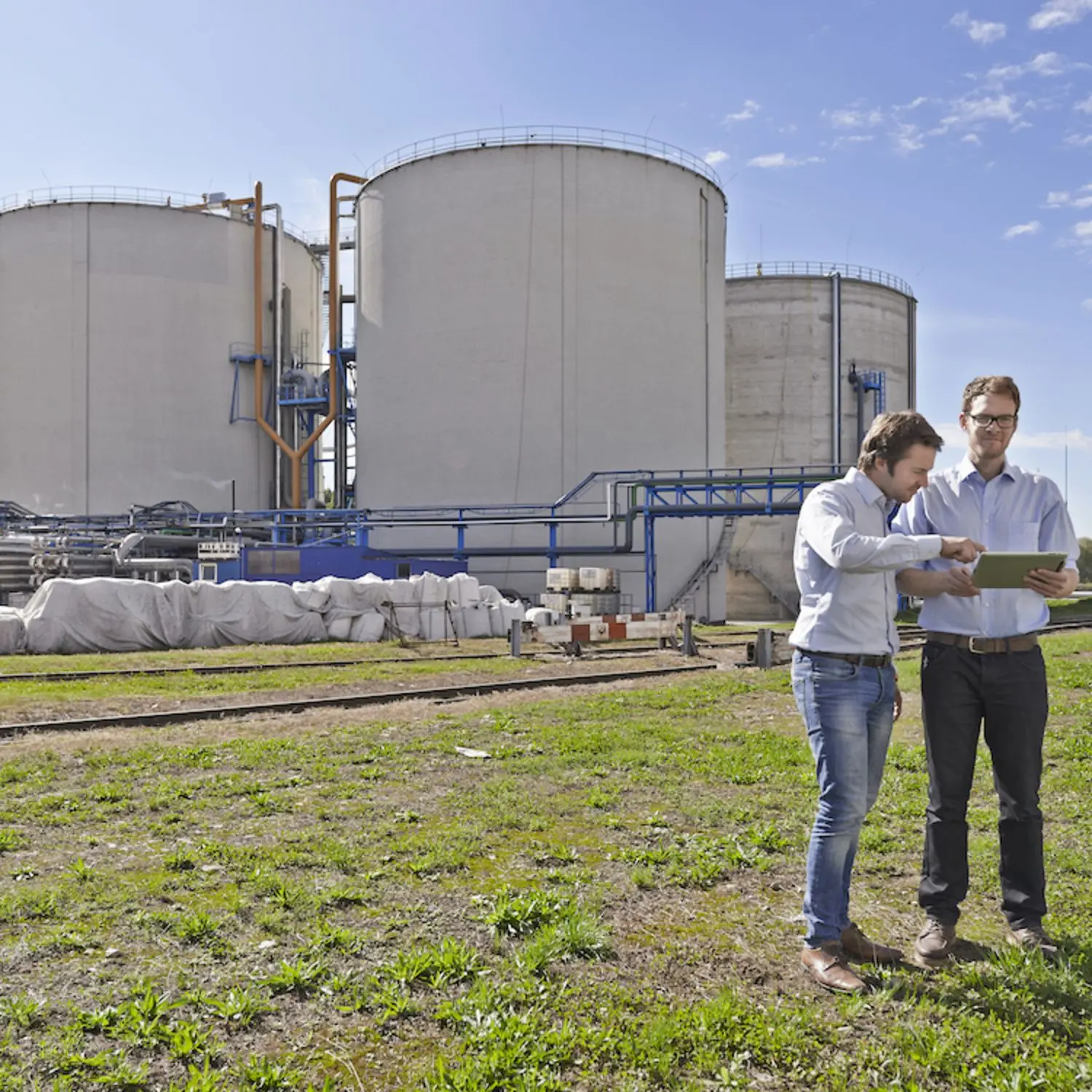Simon und Florian vor Türmen von Biogasanlage