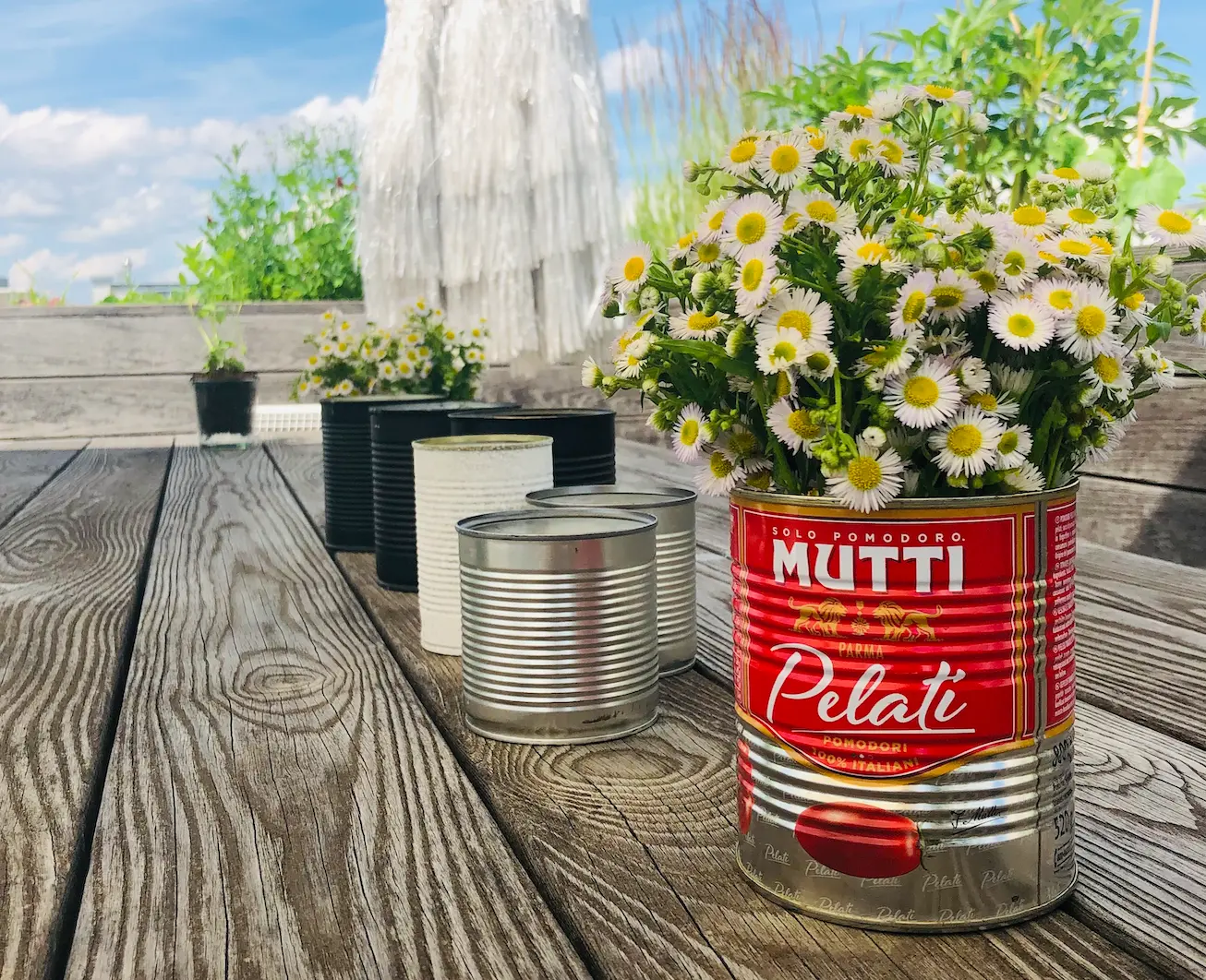 Konserve als Blumenvase