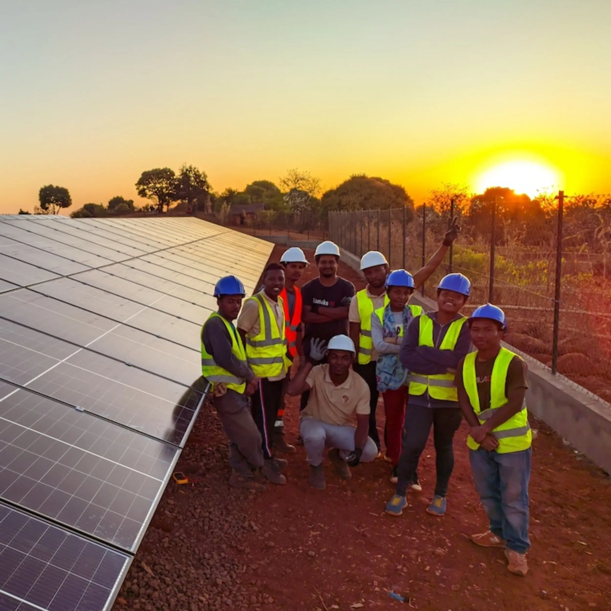 Photovoltaik-Installationsteam in Madagaskar