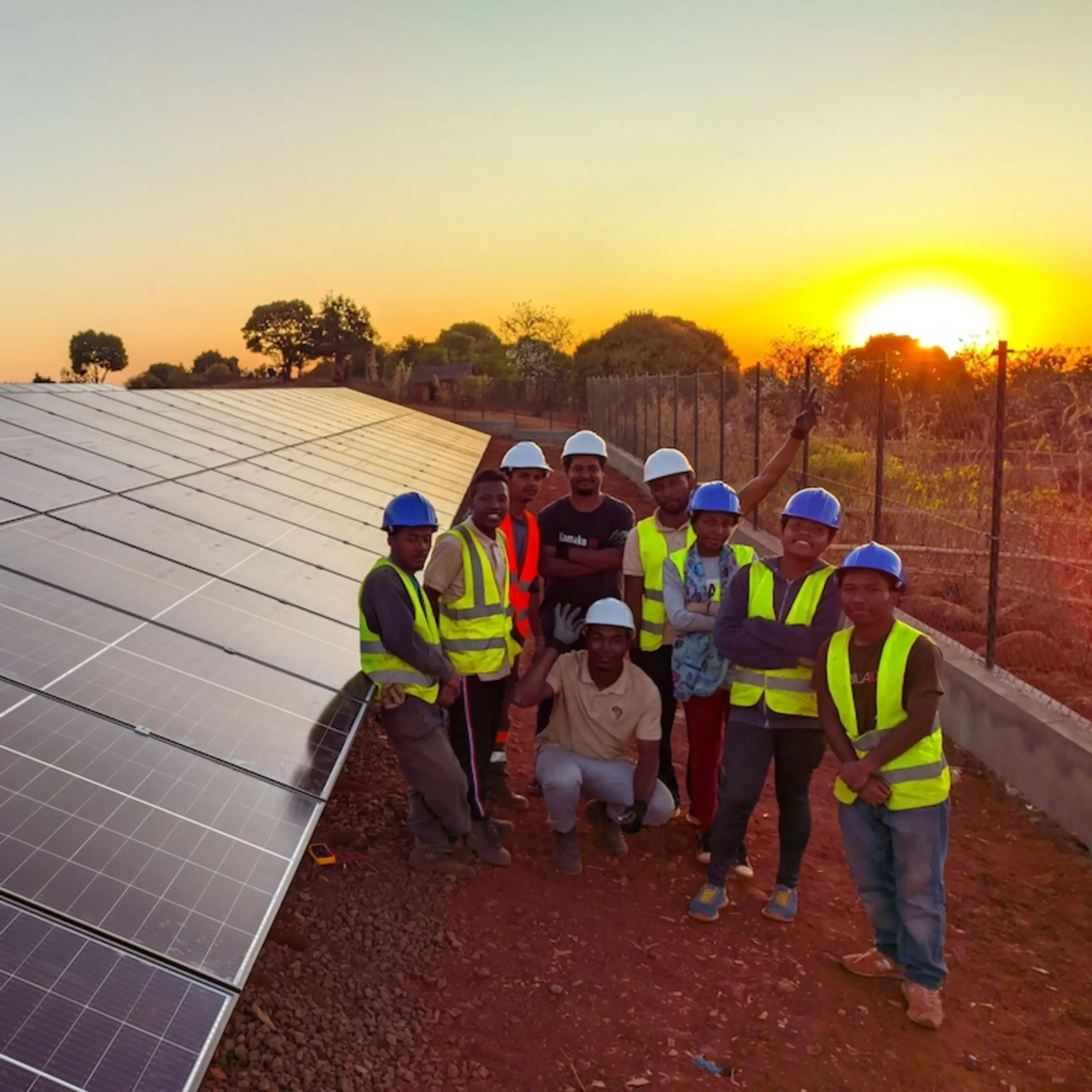 Photovoltaik-Installationsteam in Madagaskar