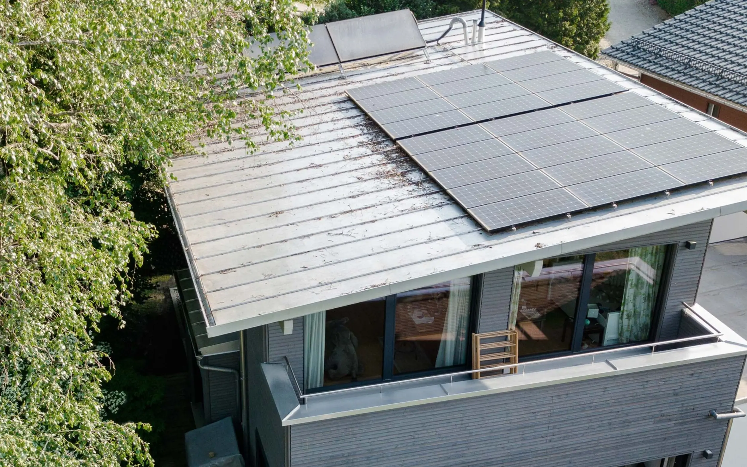 Ansicht von oben auf eine PV-Anlage