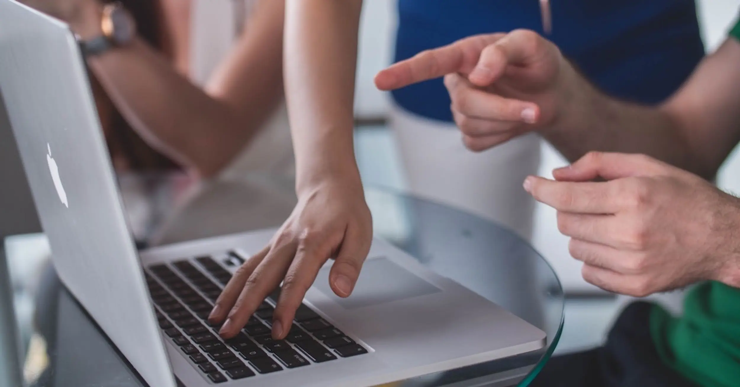 Finger tippen auf Laptop