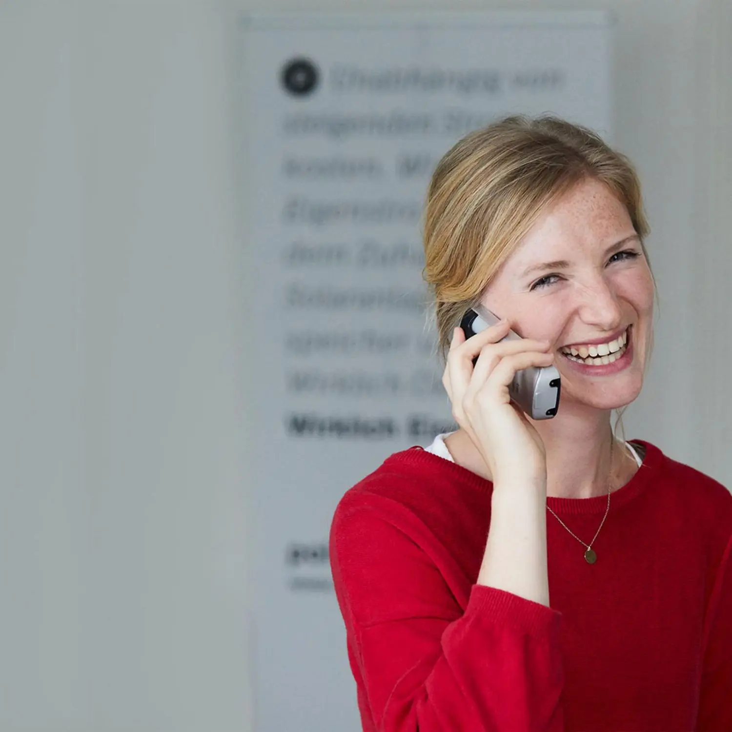 Frau am Telefon