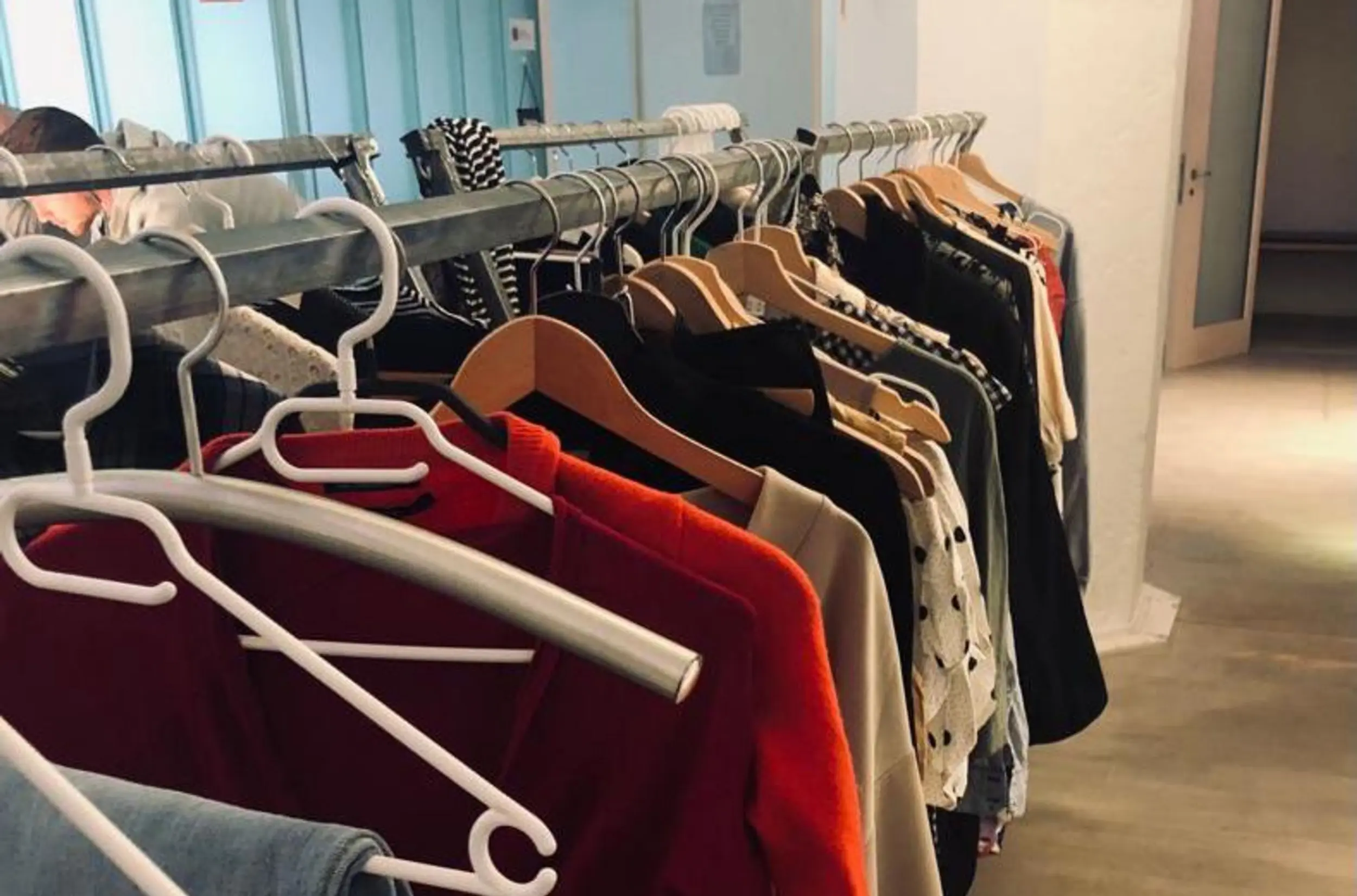 Kleiderstange mit Kleidung