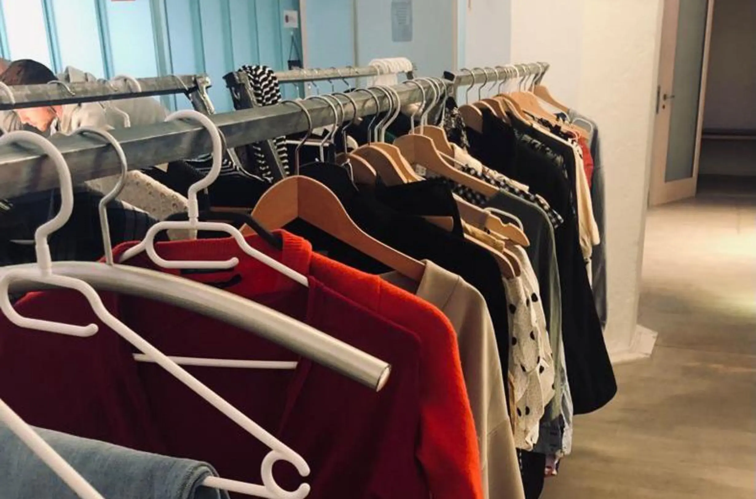 Kleiderstange mit Kleidung