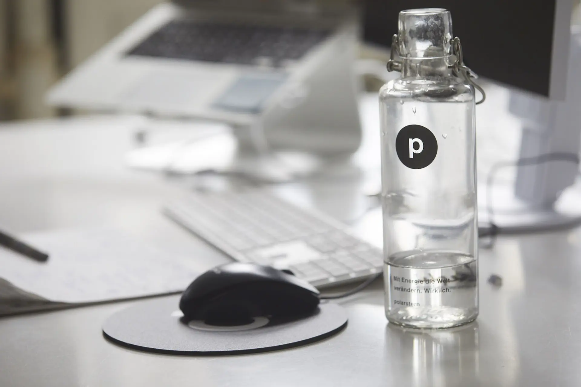 Glasflasche neben Arbeitsplatz