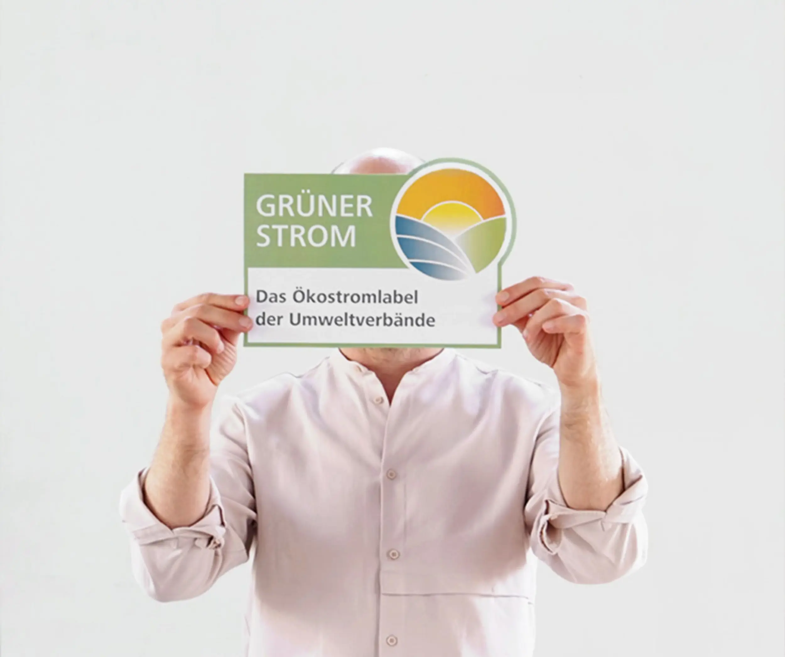 Person hält Grüner Strom Siegel hoch