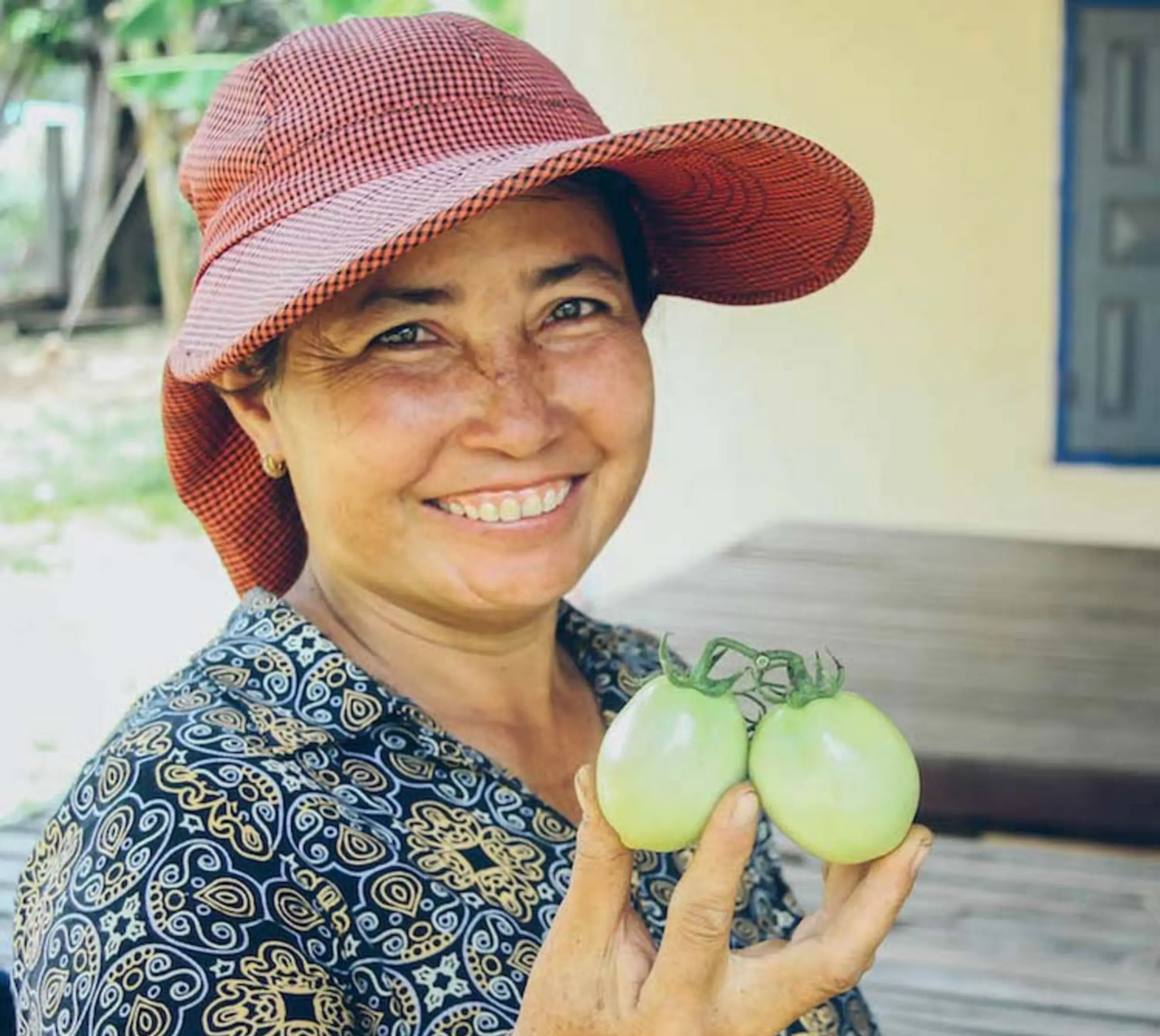 Frau hält Tomaten in der Hand
