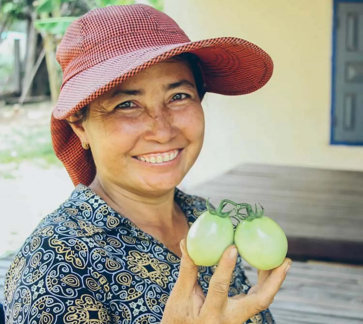 Frau hält Tomaten in der Hand