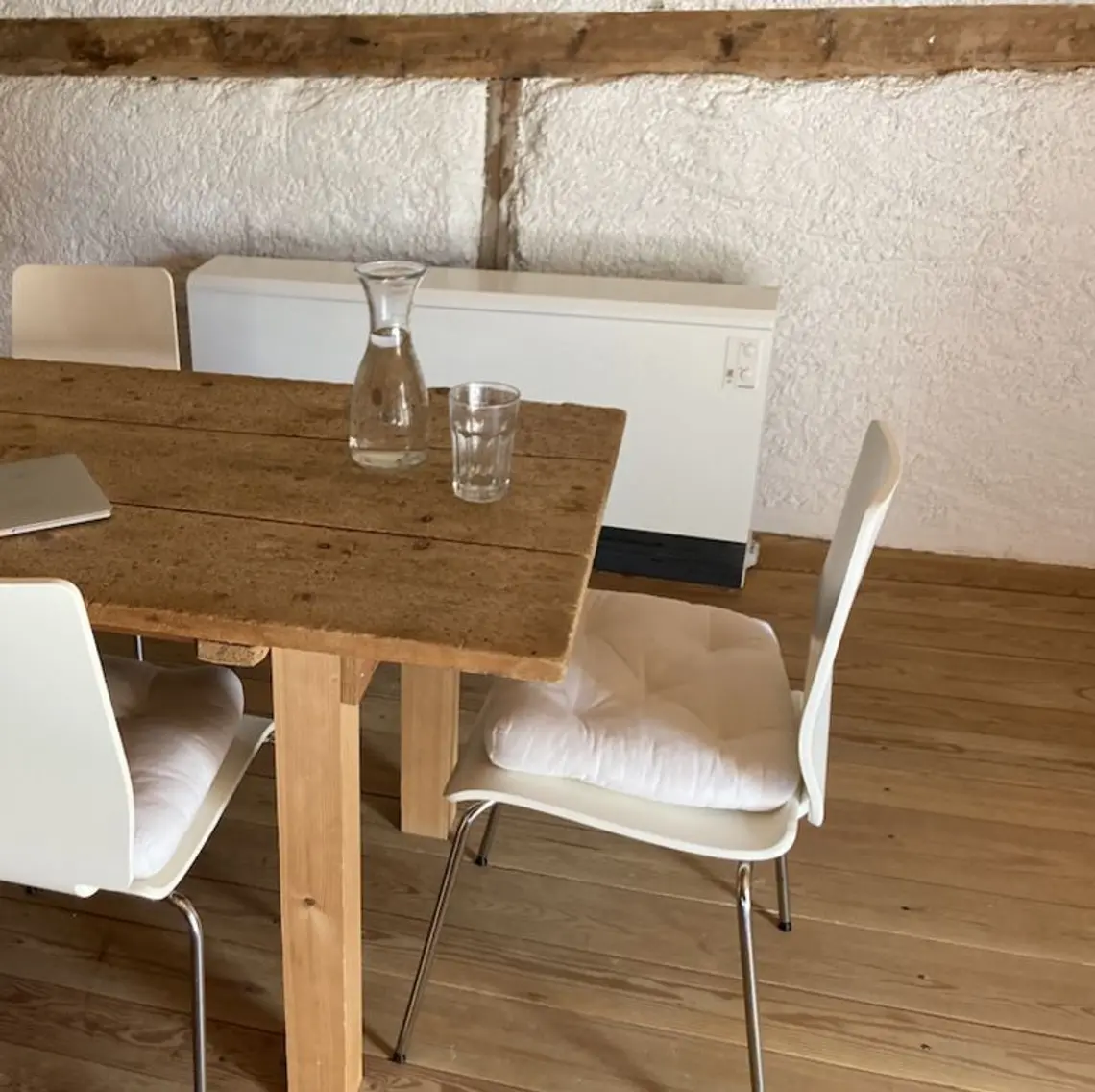 Eine Nachtspeicherheizung steht an der Wand neben dem Esstisch