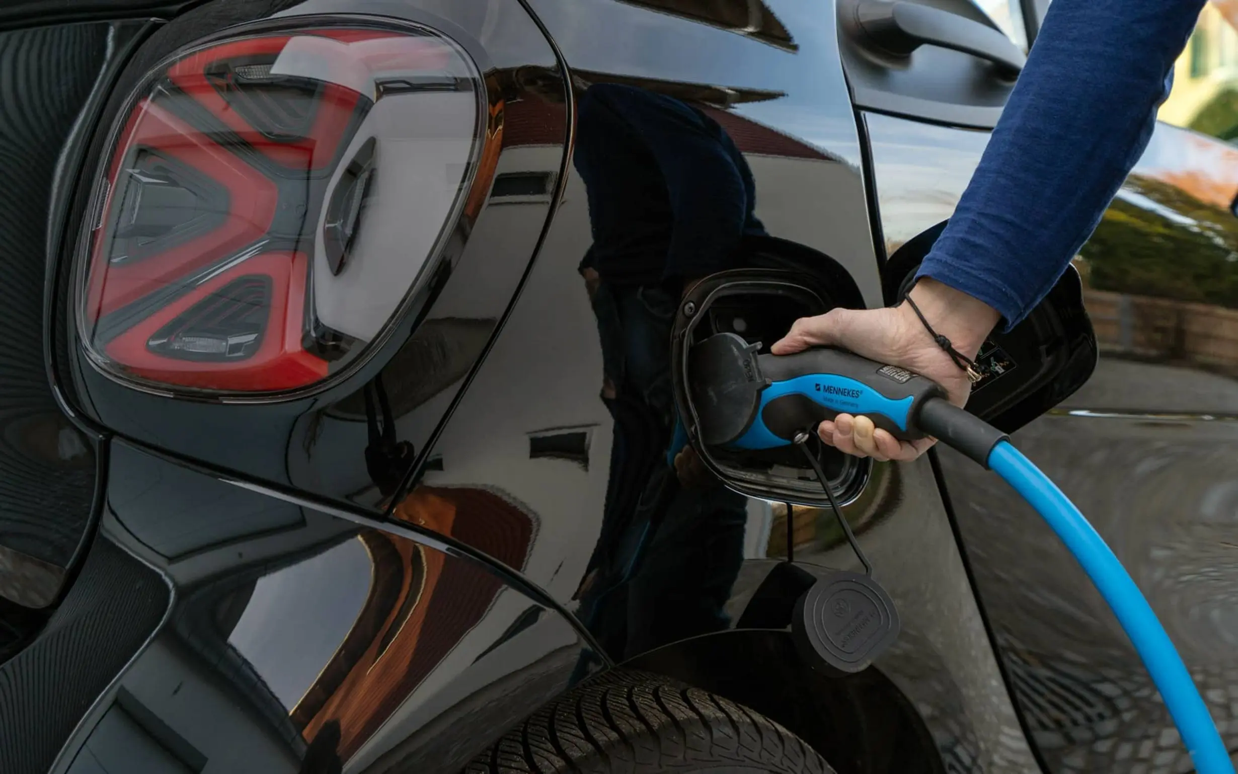 Ein E-Auto wird geladen