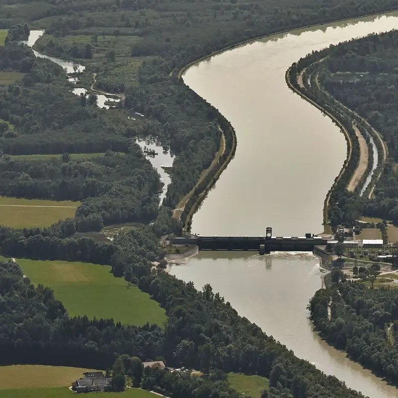 Luftaufnahme des Flusses Inn mit dem Wasserkraftwerk Feldkirchen in der Mitte