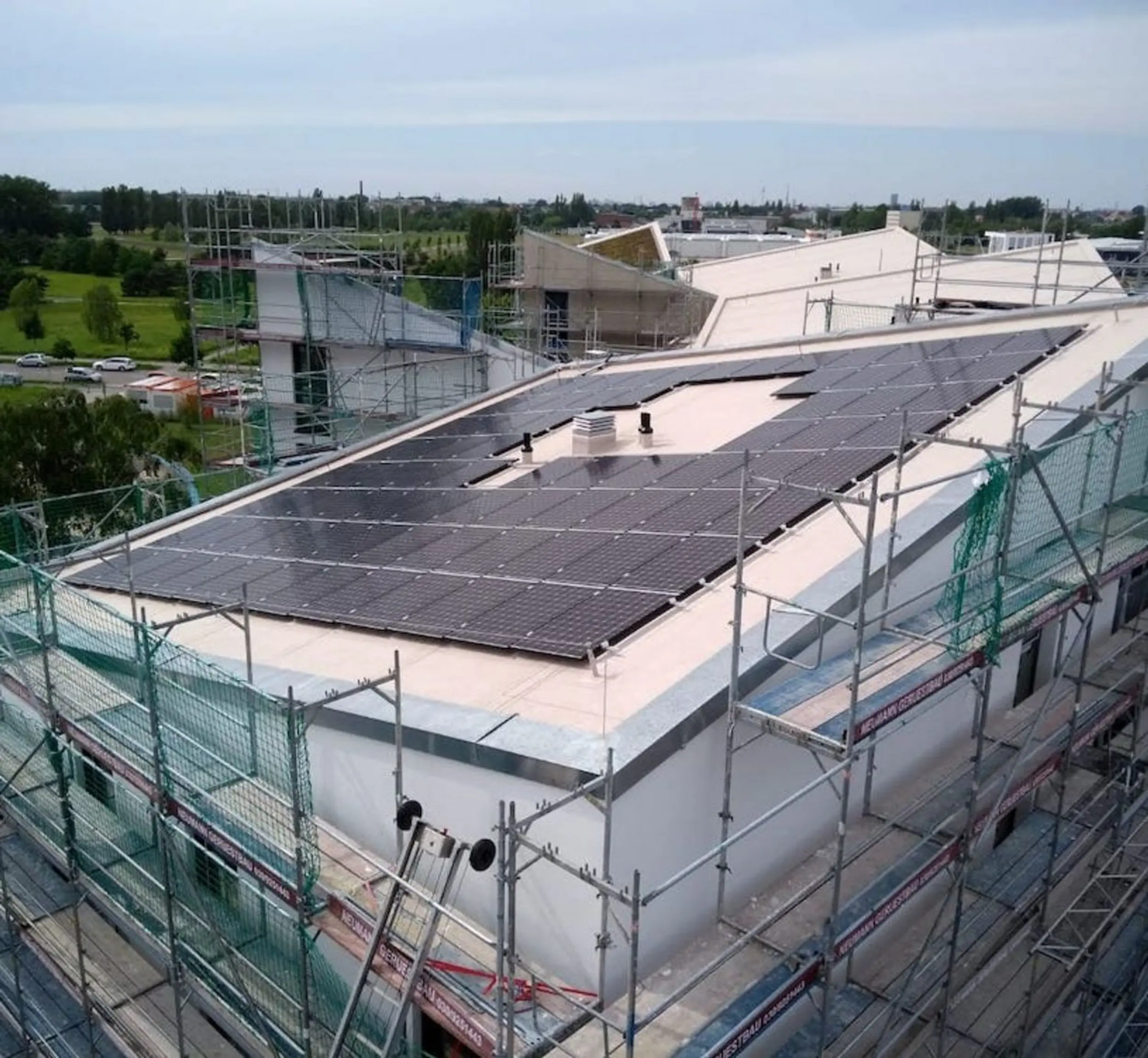 PV-Anlage auf einem Mehrparteienhaus.