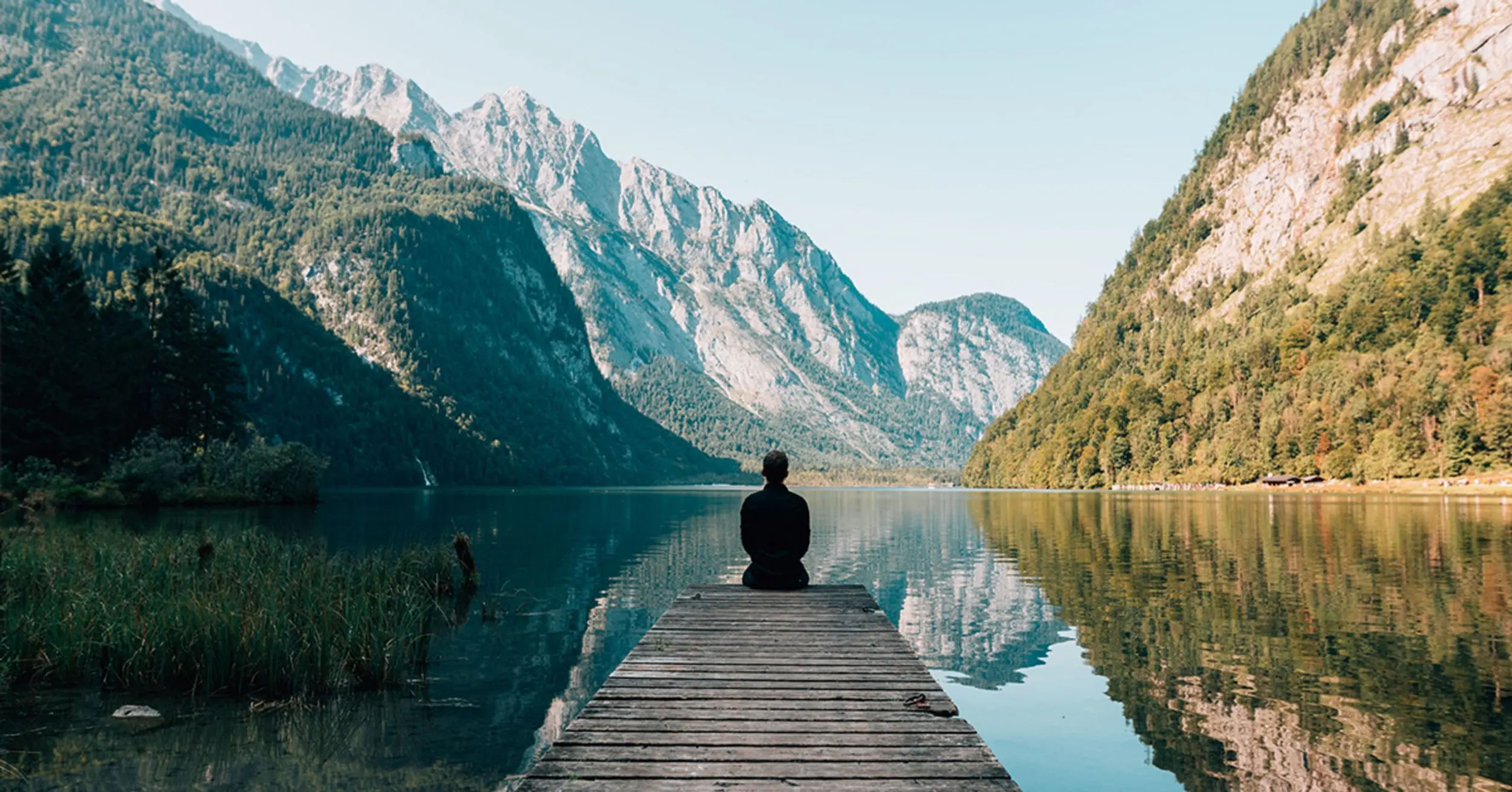 See mit Steg und Bergen