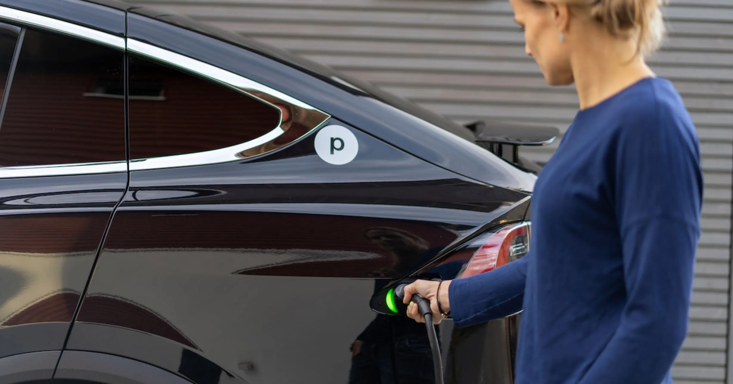 Ein Elektroauto wird geladen