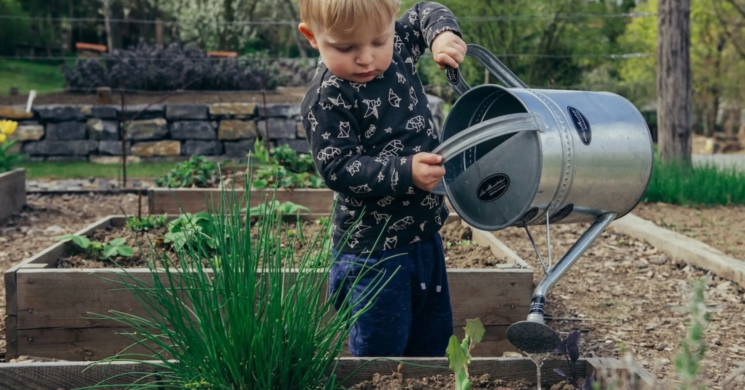Junge mit Gießkanne