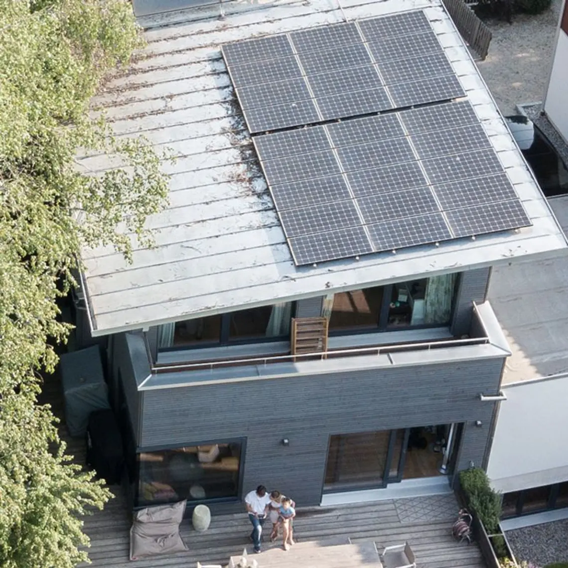 Photovoltaik auf Hausdach von oben