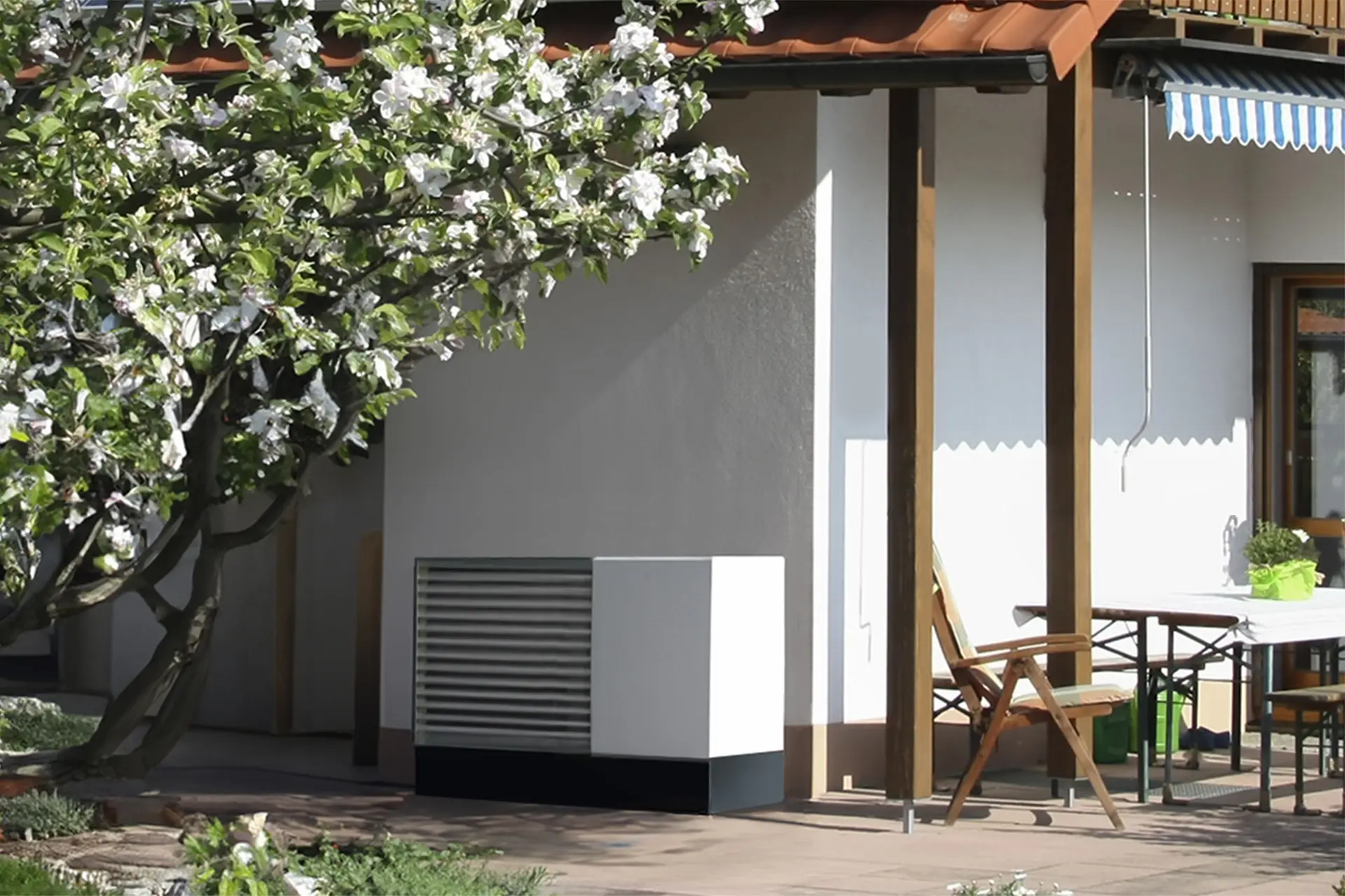 Wärmepumpe auf der Veranda eines Hauses.