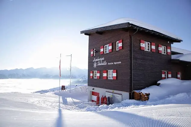 Hamburger Skihütte des Deutschen Alpenvereins inmitten von Schnee