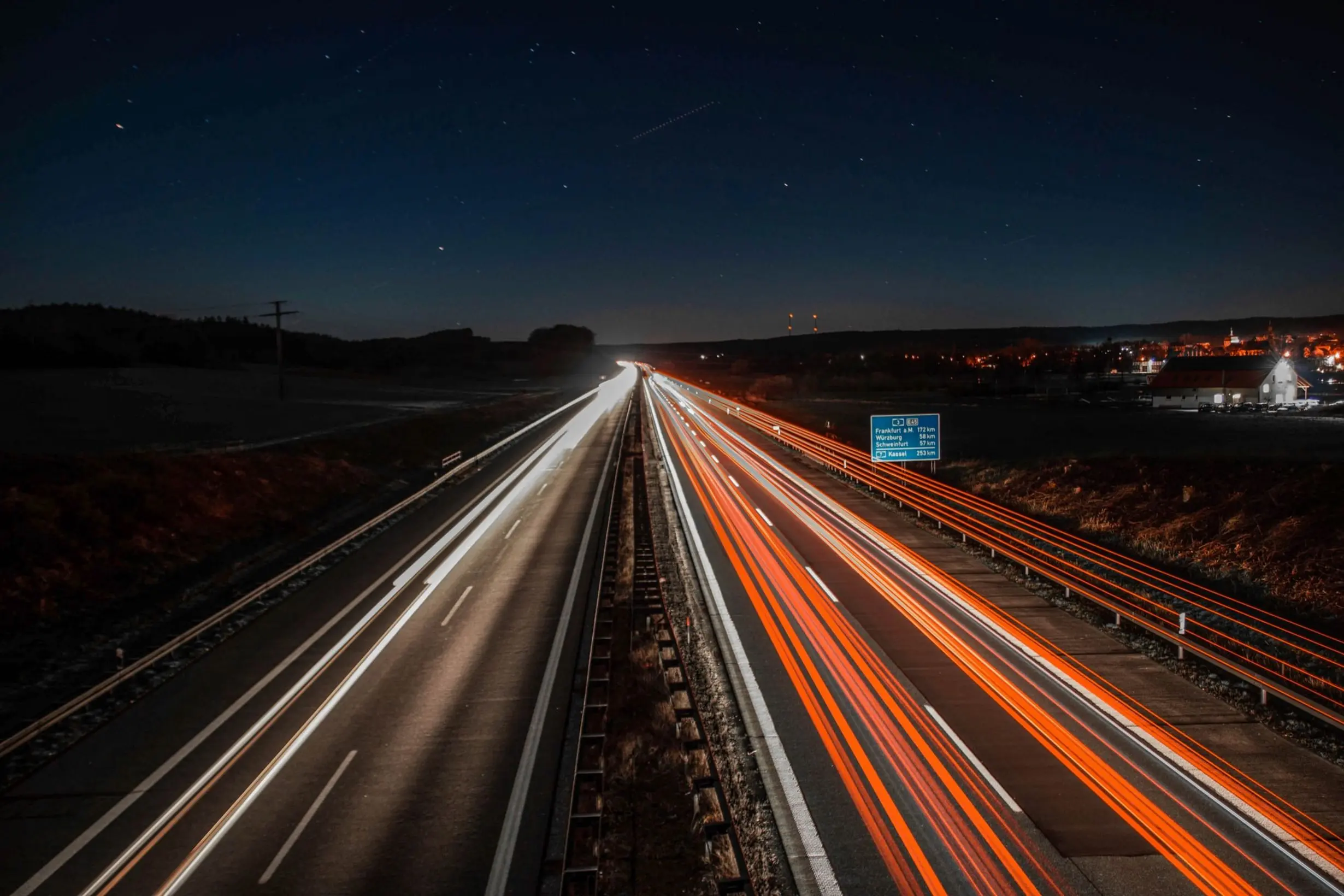 Autobahn bei Nacht verschwommenen Autolichtern