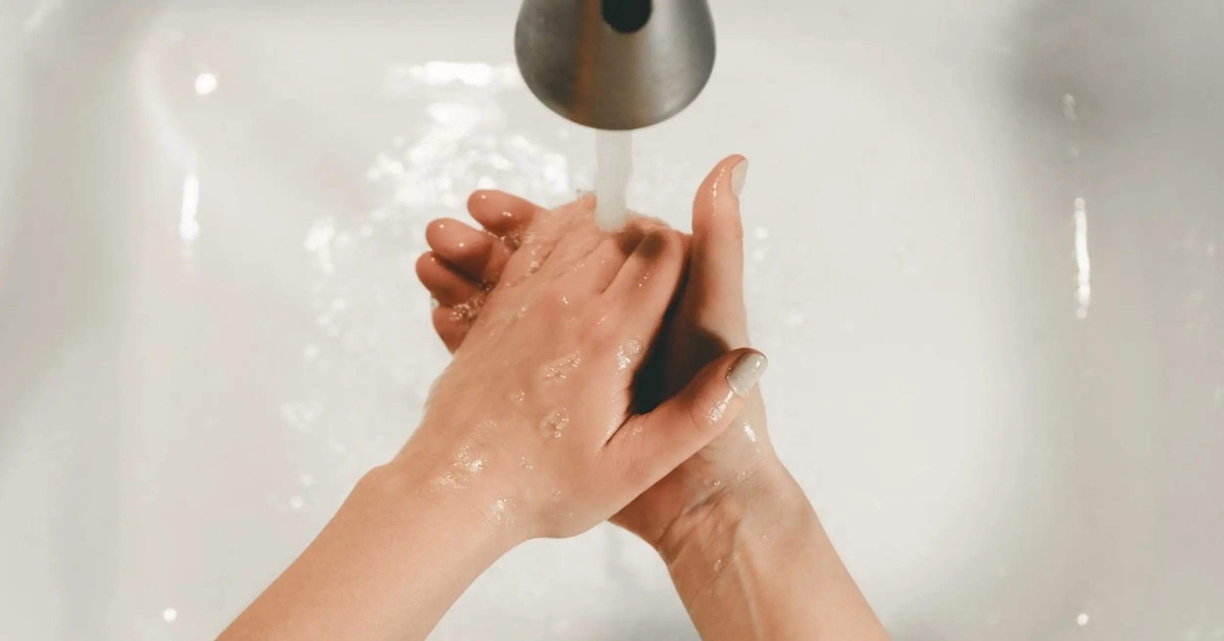 Hände unter fließendem Wasser