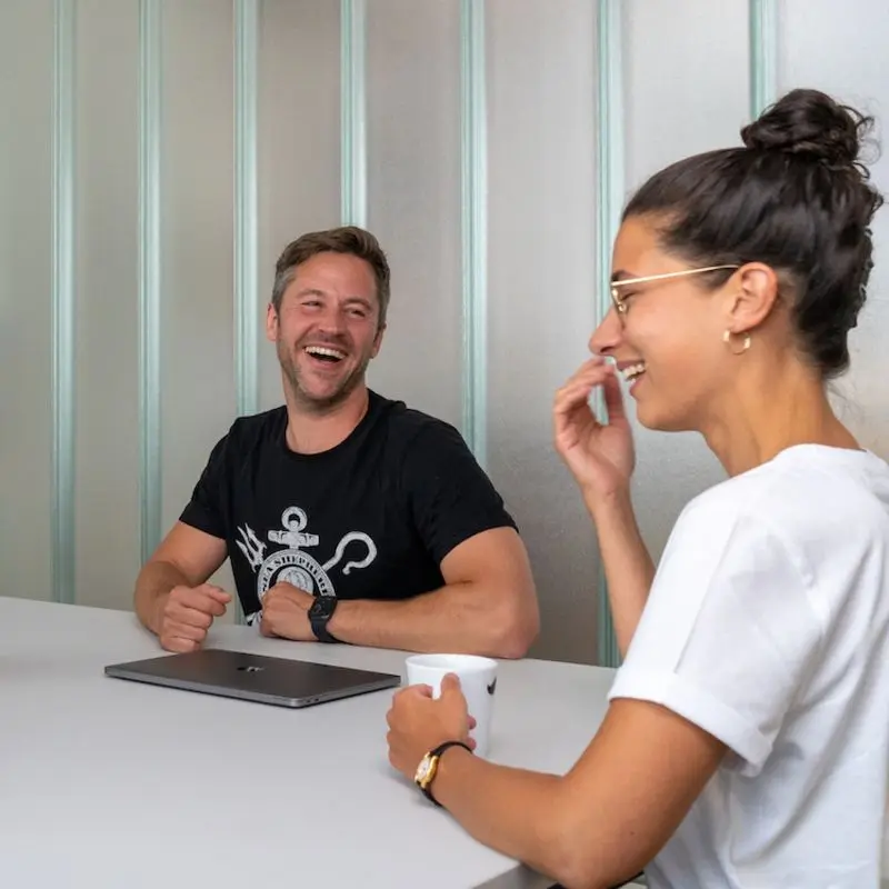 Polarstern-Mitarbeitende lachen