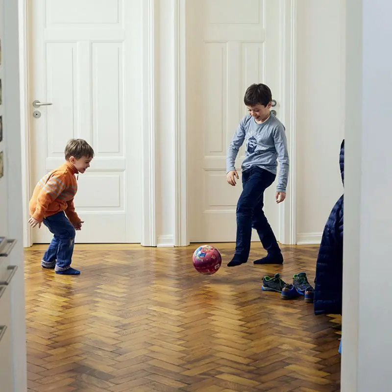 Kinder spielen Fußball
