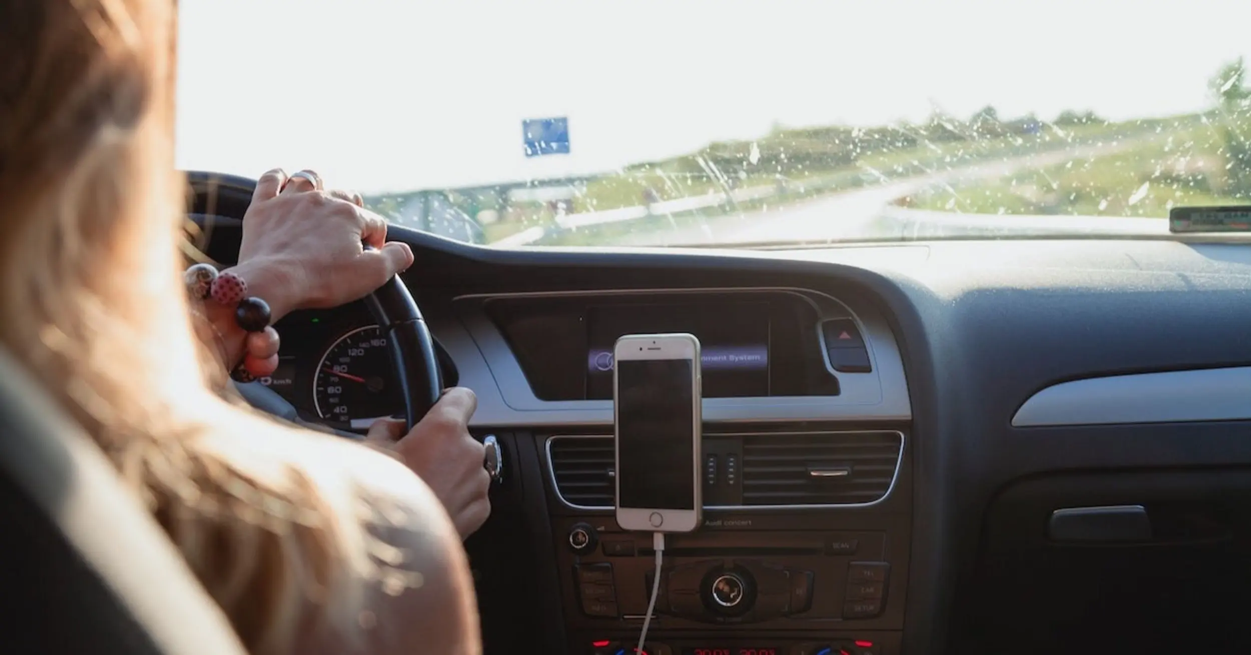 Auf der Autobahn Auto fahren
