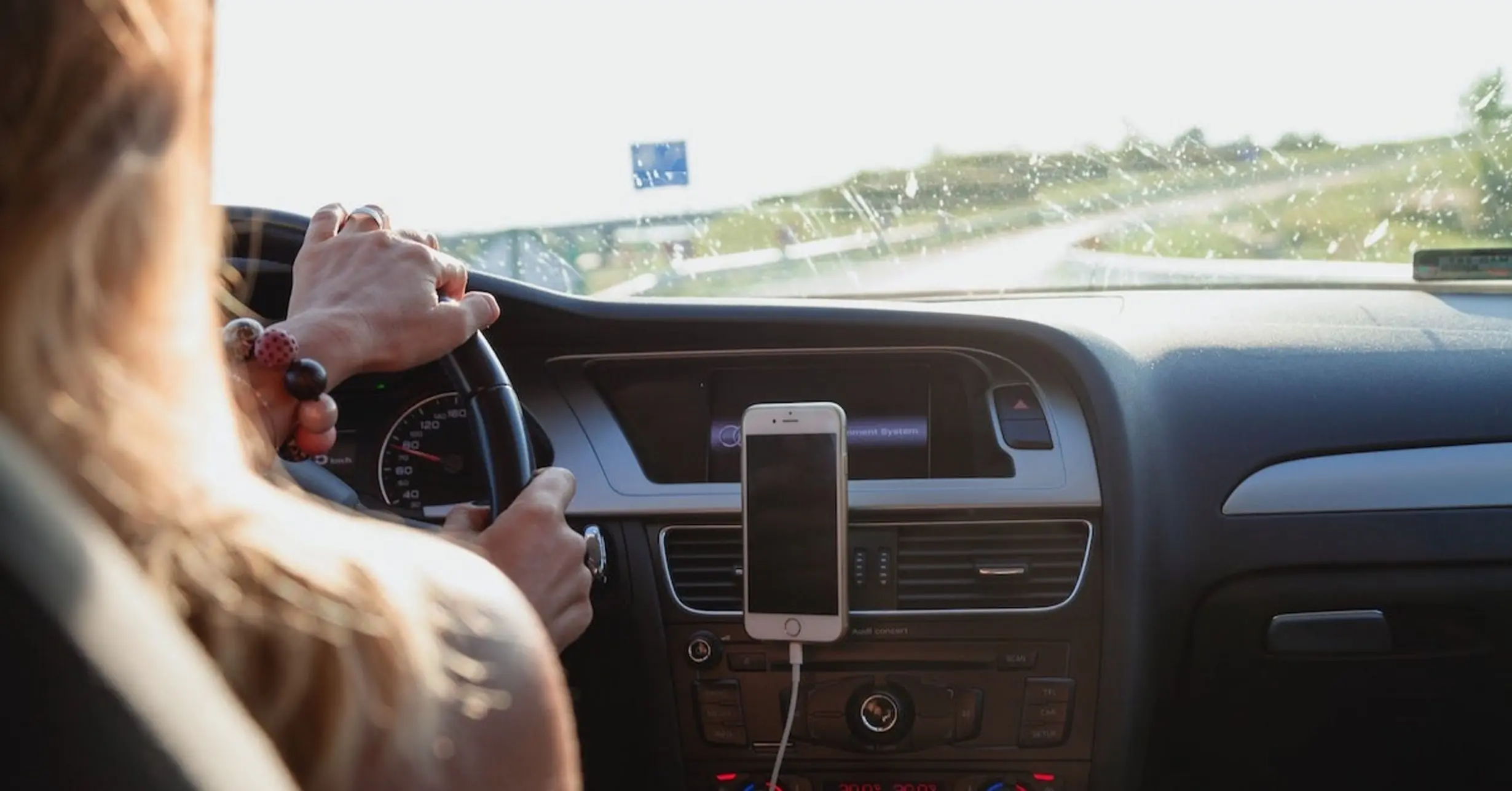 Auf der Autobahn Auto fahren