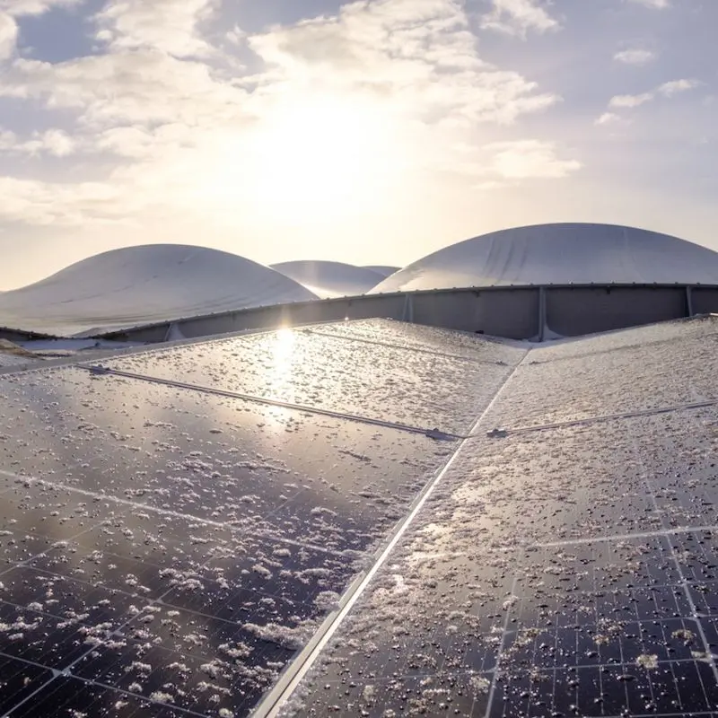 Sonnenstrahlen auf PV-Dach