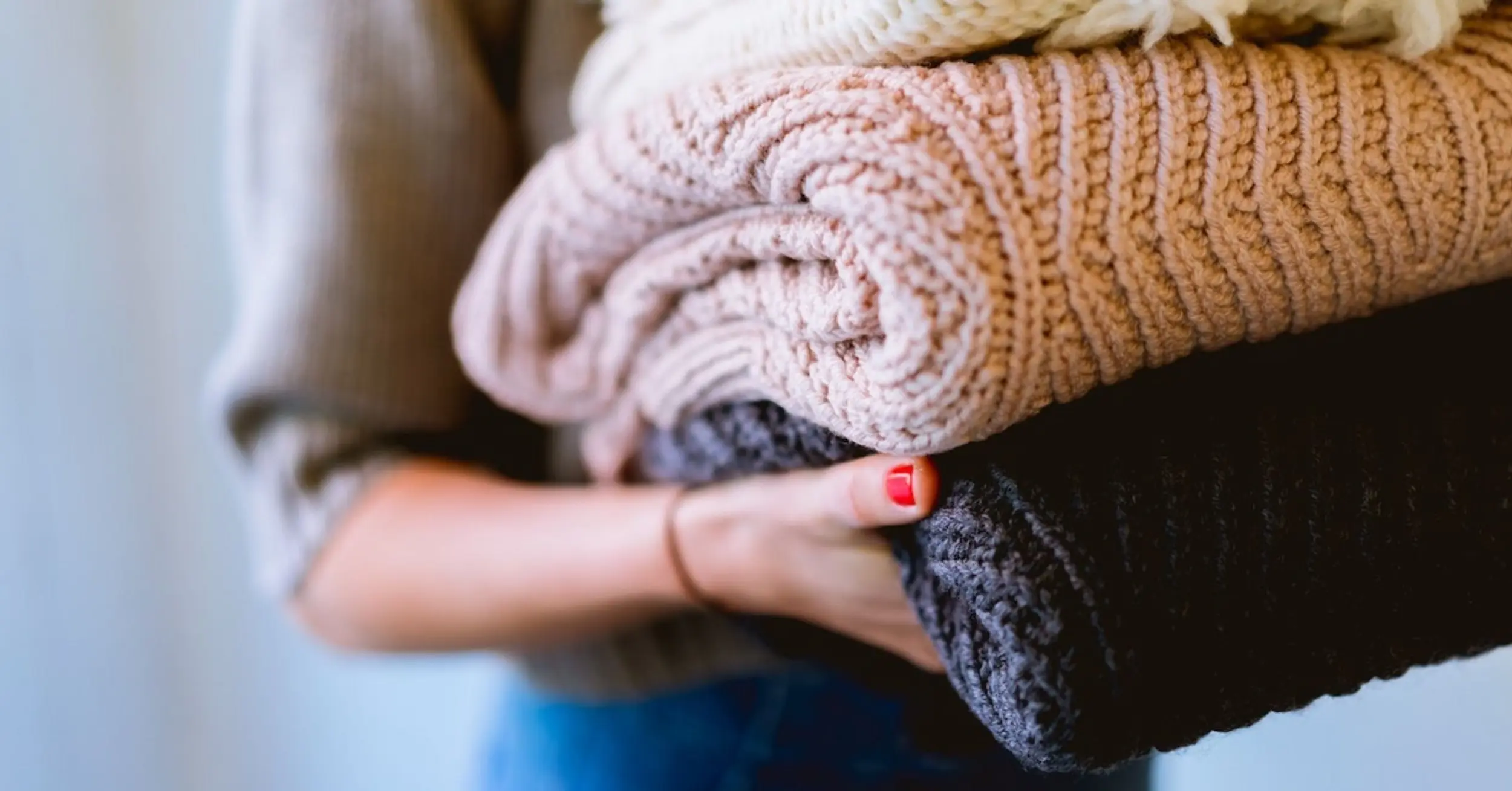 Gestapelte Wäsche auf dem Arm