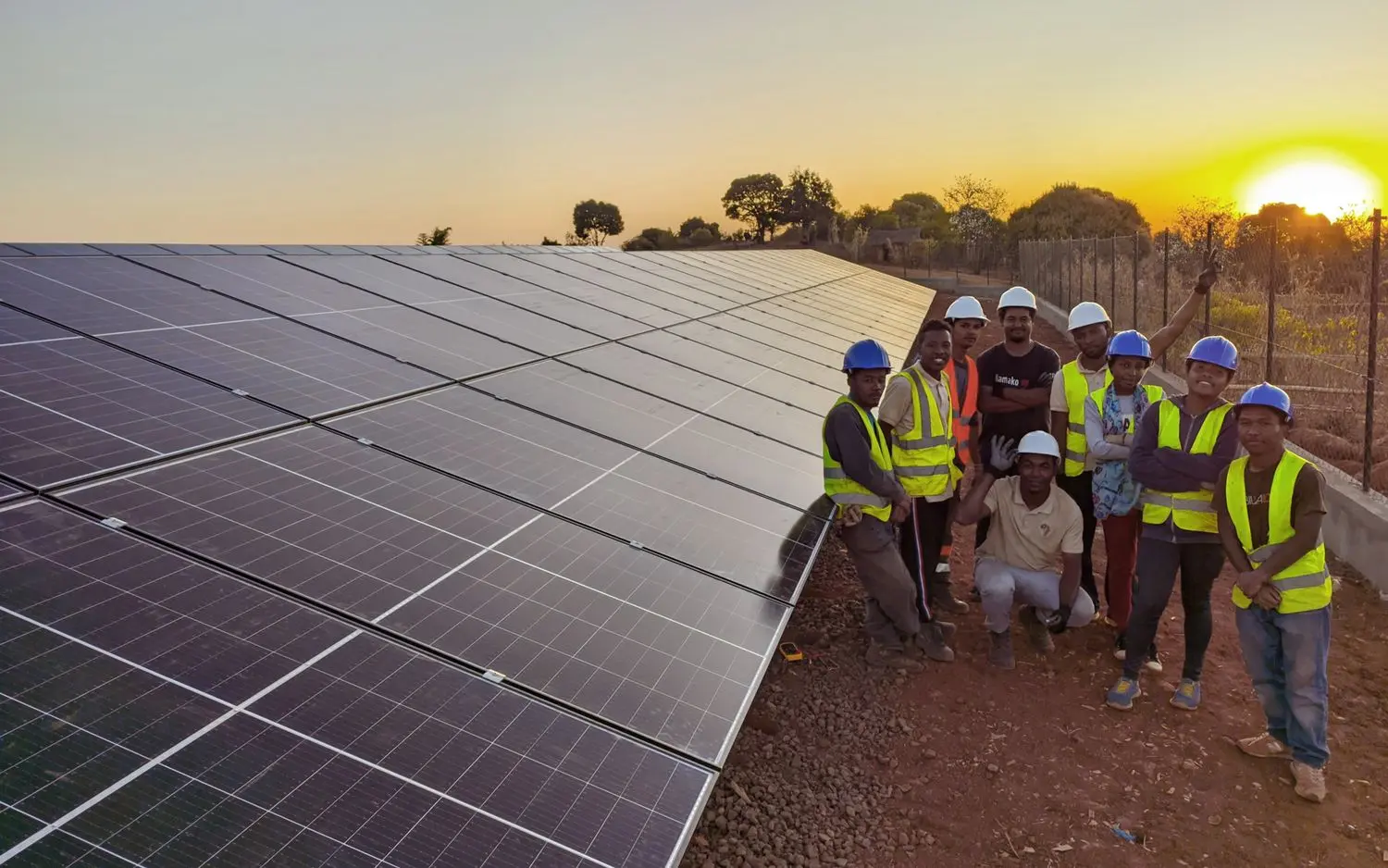 Installateure vor Photovoltaikanlage in Madagaskar