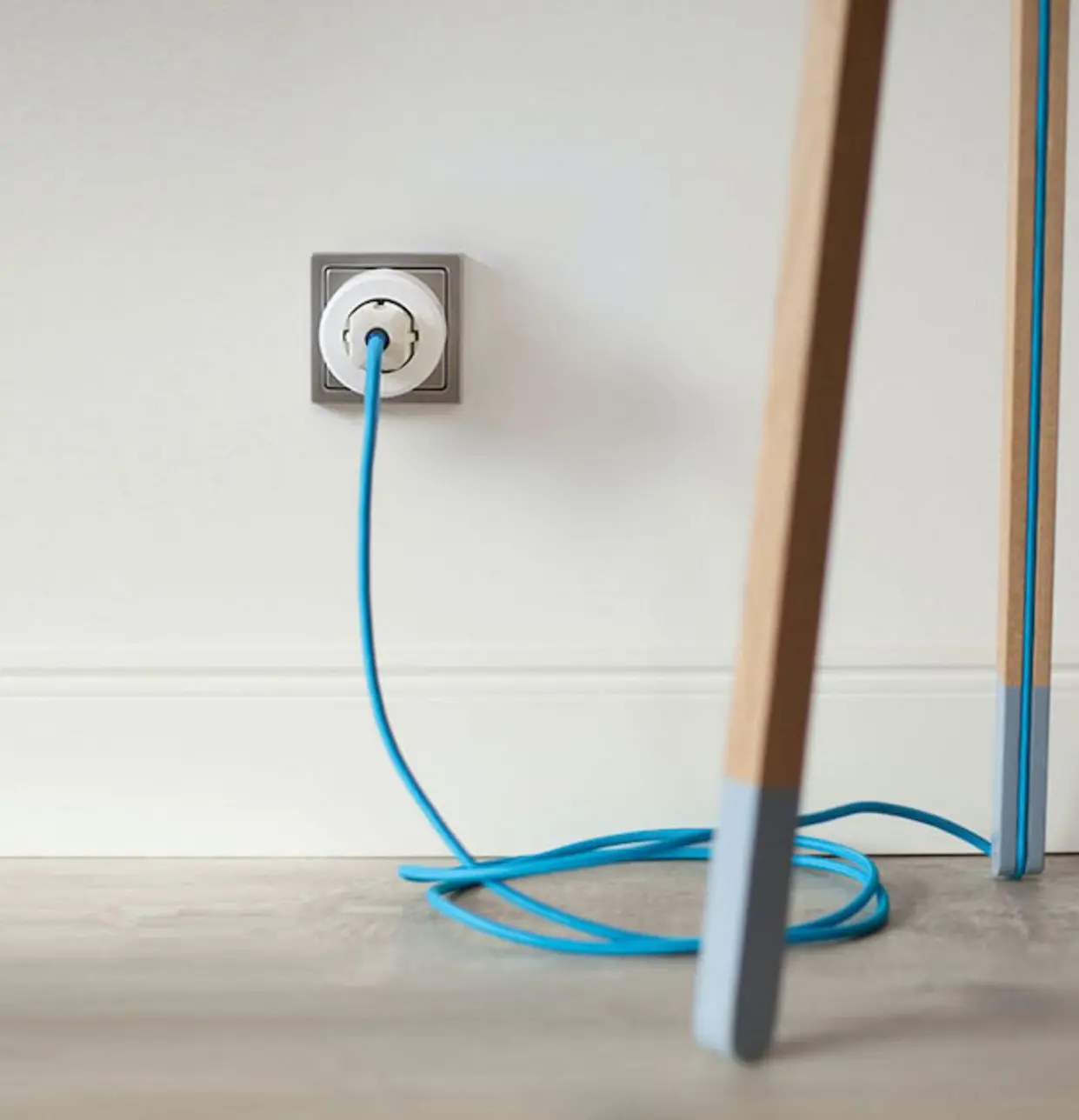 Smarte Steckdose mit Kabel einer Lampe