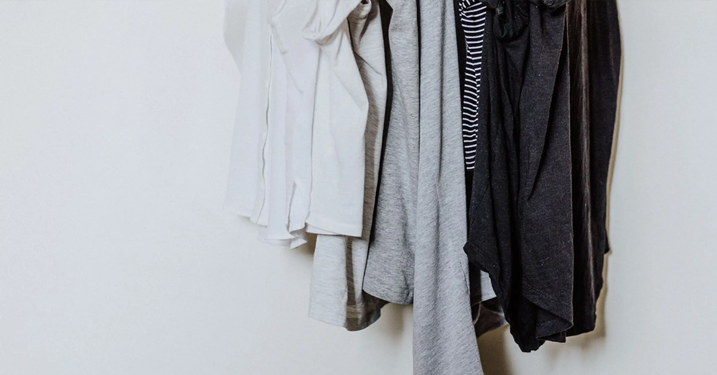 Oberteile an der Kleiderstange