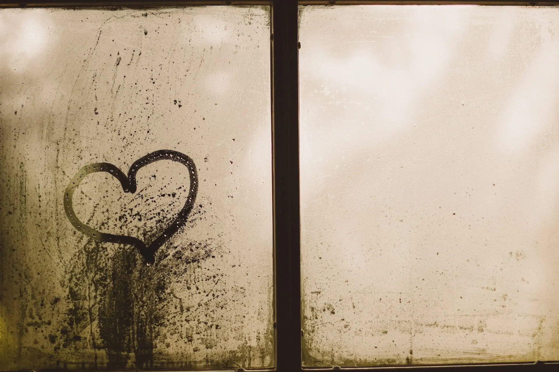 Beschlagenes Fenster mit Herz