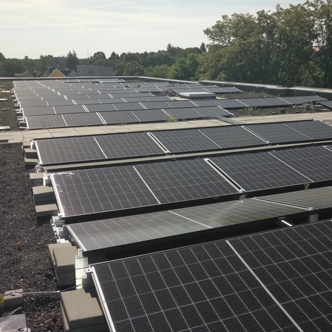 PV-Anlage auf großem Dach