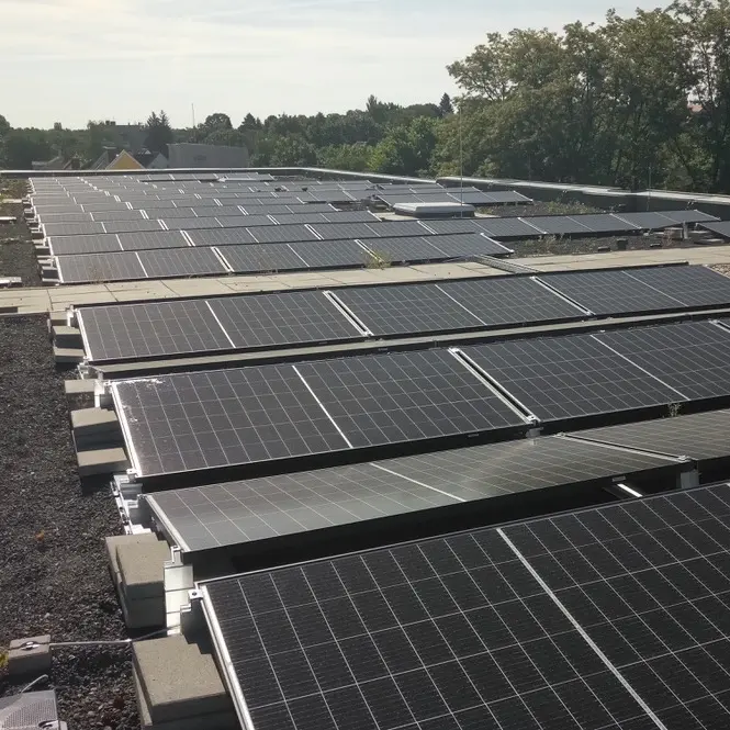 PV-Anlage auf großem Dach