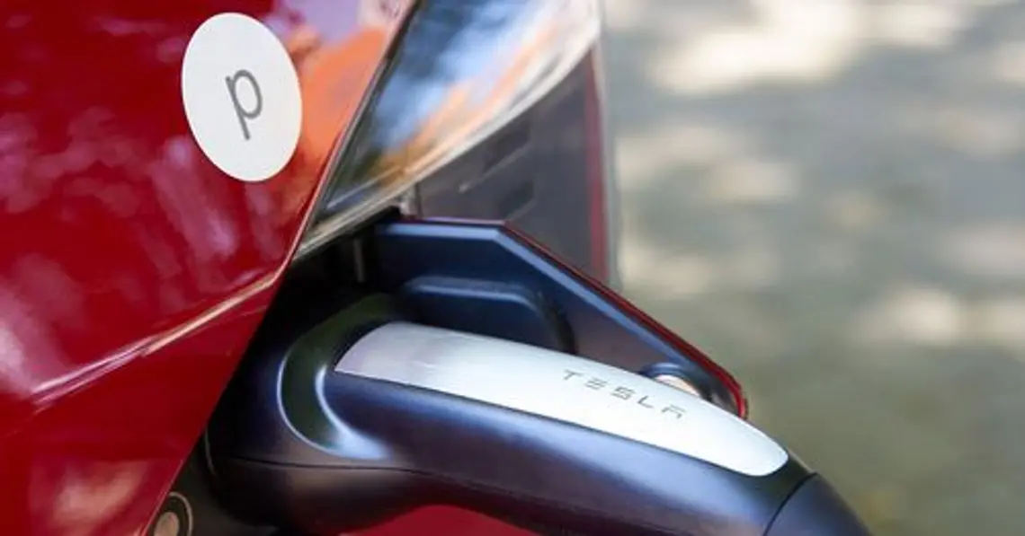 Ein E-Auto wird geladen.