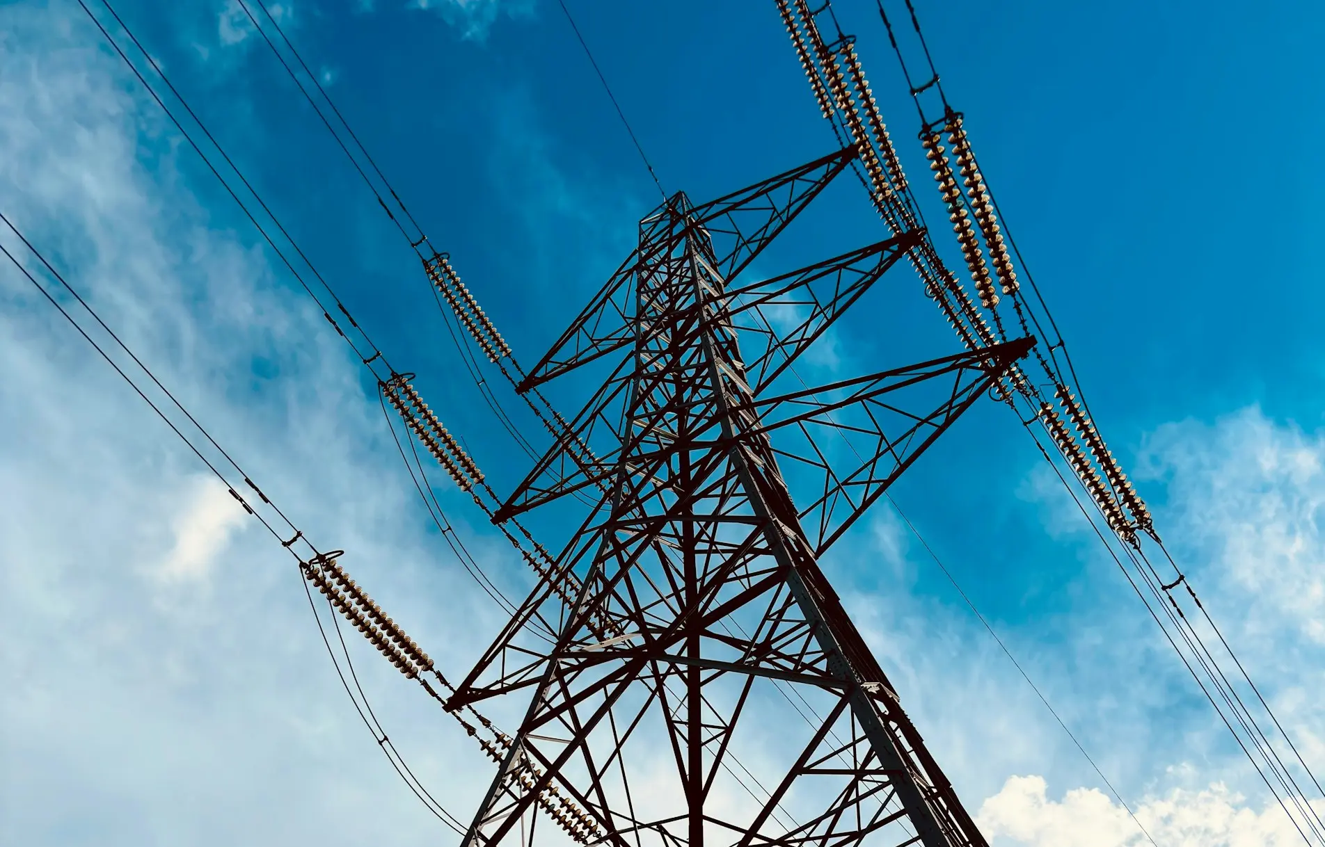 Strommast vor Himmel