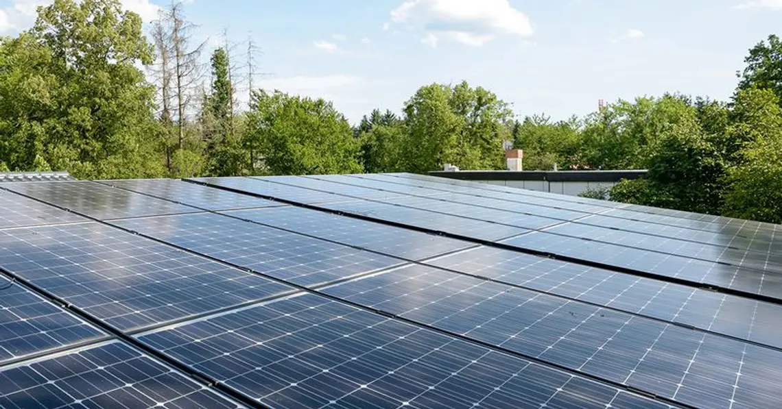 Nahaufnahme von Photovoltaikanlage auf Dach