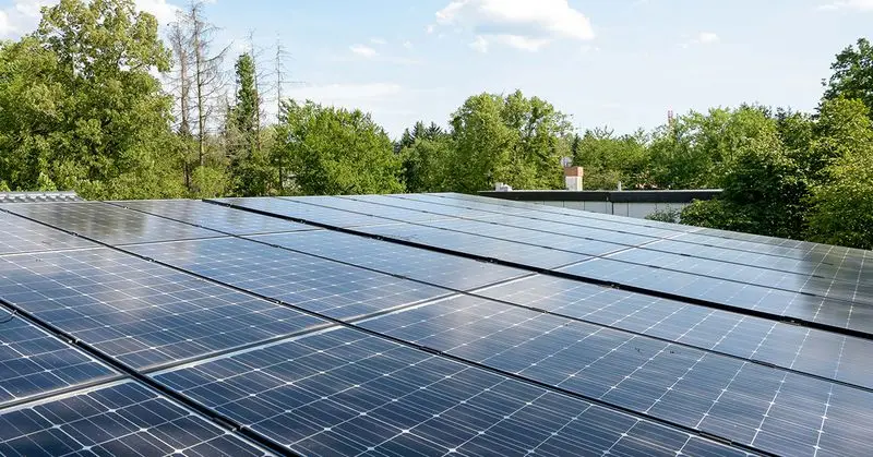 Nahaufnahme von Photovoltaikanlage auf Dach