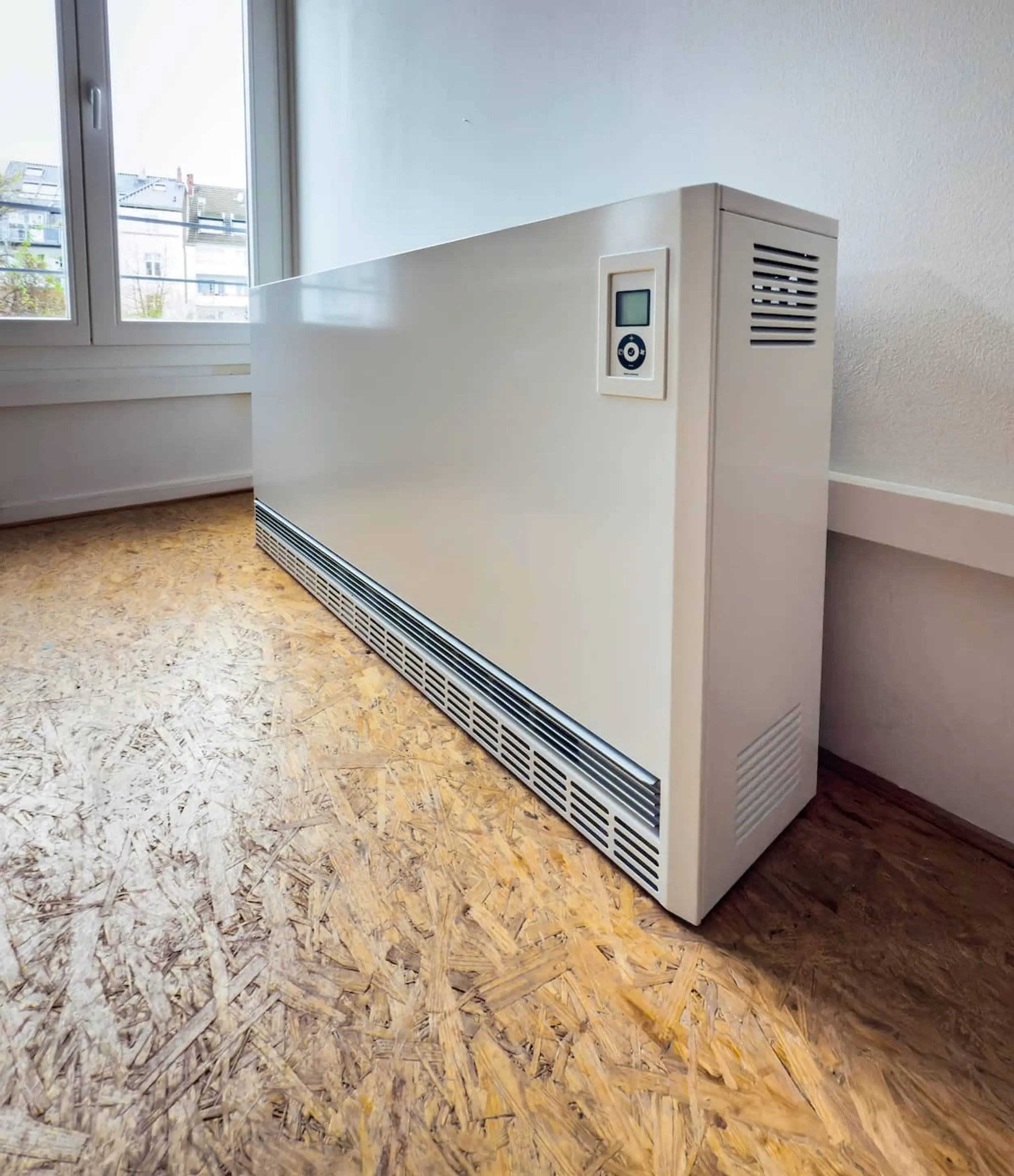 Eine Nachtspeicherheizung steht an der Wand neben dem Esstisch