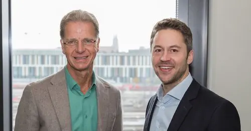 Helmut Lind (links), Vorstandsvorsitzender der Sparda-Bank München, und Polarstern-Mitgründer Florian Henle.