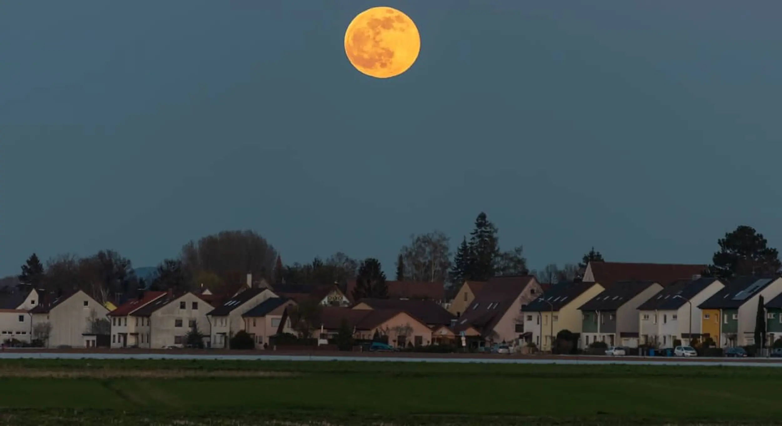 Menschen tanzen nachts im Club