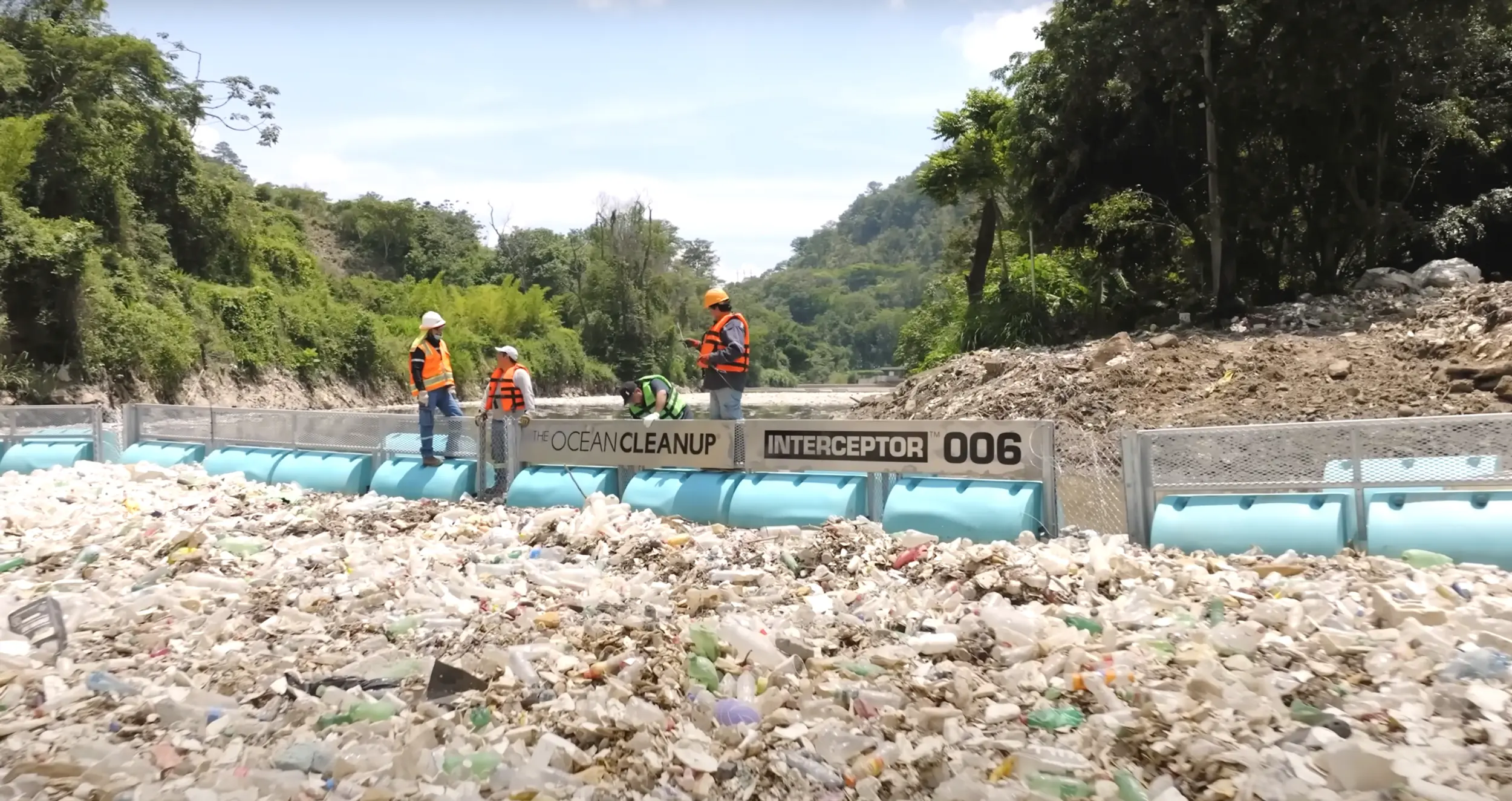 Mit Müll verunreinigter Fluss in Guatemala